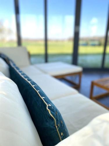 - un canapé avec un oreiller dans l'établissement La belle des champs, à Luzillé