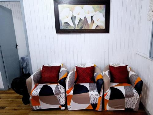 Χώρος καθιστικού στο CASA de 2 quartos com 2 ares-condicionados em TORRES-RS - Na mais bela praia Gaúcha - Cozinha - Banheiro - TV smart 32 e Wi-Fi - Estacionamento - Anfitriã Superhost no BnB