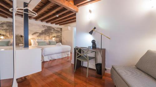 um quarto com 2 camas e um sofá em Siete LLaves by Toledo AP em Toledo