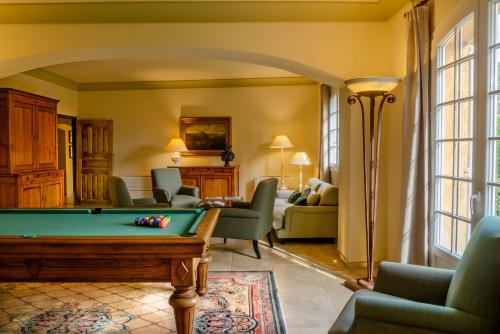Un lugar para sentarse en La Bastide du Calalou Hotel & Spa, BW Signature Collection
