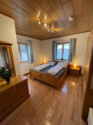 Sonnenschein Appartement- und Ferienhaus mit Terrasse und Garten في Eibiswald: غرفة نوم بسرير ونوافذ