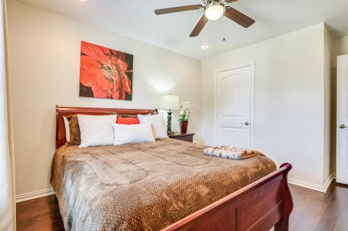 Ένα ή περισσότερα κρεβάτια σε δωμάτιο στο Spacious Grand Prairie Home with Fenced Yard and Patio