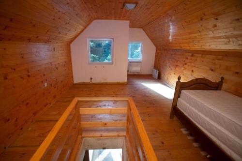 Duży pokój z łóżkiem w drewnianym domku w obiekcie Maison du Bonheur w Sarajewie