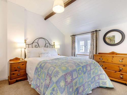 Great Longstone的住宿－2 Bed in Ashford-In-The-Water 85314，一间卧室配有一张床、一个梳妆台和一扇窗户。
