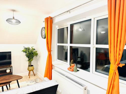 cortina naranja en la sala de estar con ventana en Dover luxury apartments, near Ferry, en Dover