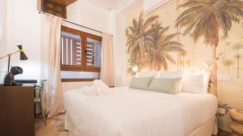 Siete LLaves by Toledo AP في طليطلة: غرفة نوم مع سرير أبيض كبير مع نافذة