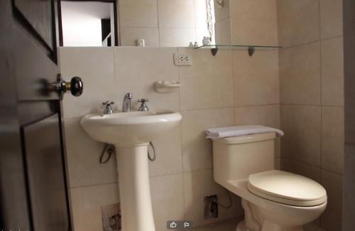 łazienka z toaletą i umywalką w obiekcie Hotel Romero Cusco w Cuzco