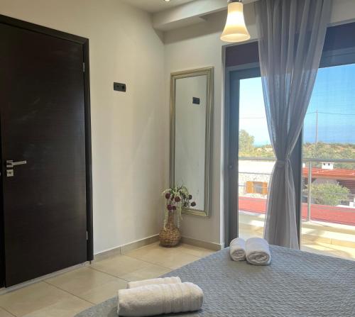 1 dormitorio con 1 cama con 2 toallas en Villa Chrysa Rhodes, en Afantou