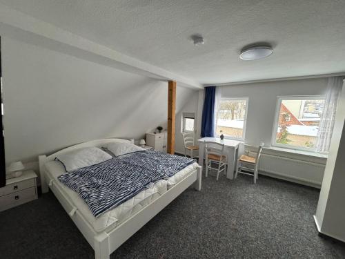 Postel nebo postele na pokoji v ubytování Strandvogtei Sellin FeWo 3 - sehr zentrales und geräumiges Apartment