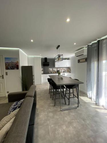 un salon avec une table et un canapé dans l'établissement T2 - Secteur Pech David - Wifi - Climatisation, à Toulouse