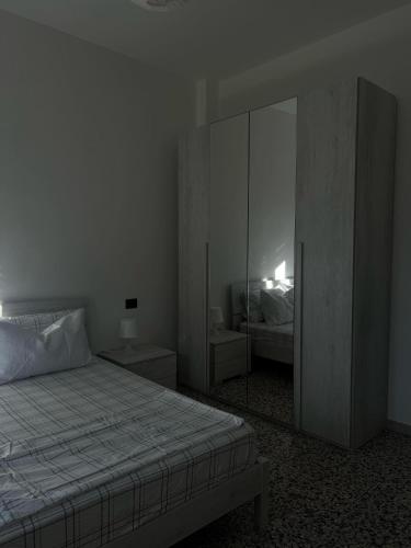 ein Schlafzimmer mit einem Bett und einem großen Spiegel in der Unterkunft YellowHouse in Gallarate