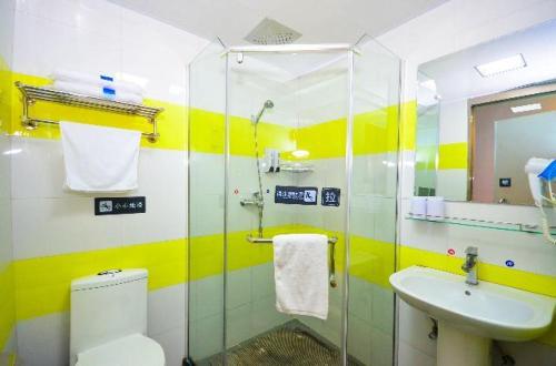 ein Bad mit einem WC und einem Waschbecken in der Unterkunft 7Days Inn Suqian Siyang Bus Station in Siyang