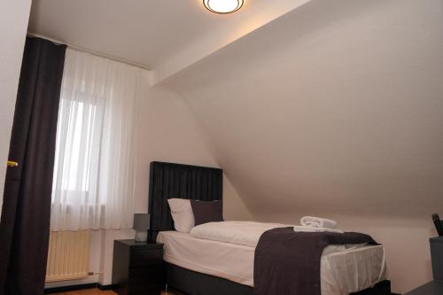 a bedroom with a bed and a window at GN Hotel Furpach in Neunkirchen