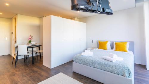 a bedroom with a bed and a dining room at Nice Circunvalação Studio I By Unique Hosts in Senhora da Hora