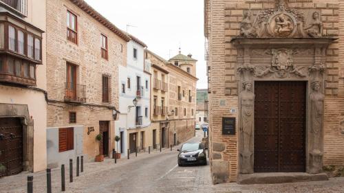 an alley with a large wooden door on a building at Siete LLaves by Toledo AP in Toledo