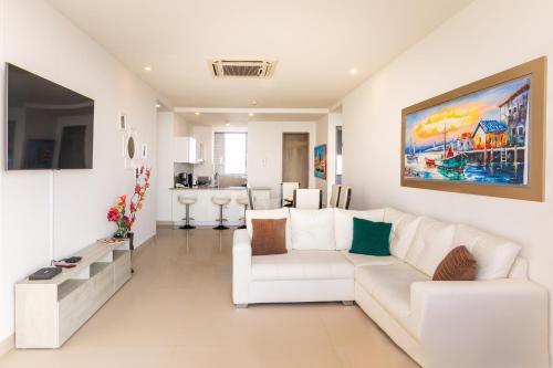 TV a/nebo společenská místnost v ubytování 41st Fl Beach Condo in Bocagrande