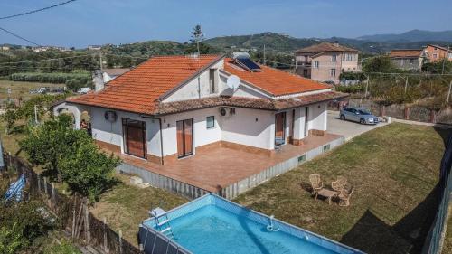 uma casa com uma piscina em frente em Villa Oidor - Cilento em Marina di Ascea