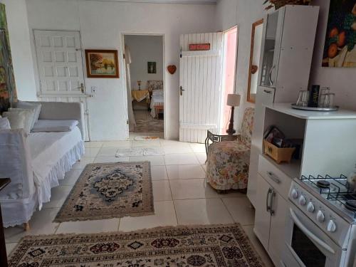 Habitación con cocina y sala de estar. en Casa do Mato I en São Lourenço do Sul