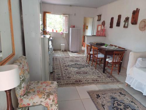 cocina y comedor con mesa y sillas en Casa do Mato I en São Lourenço do Sul