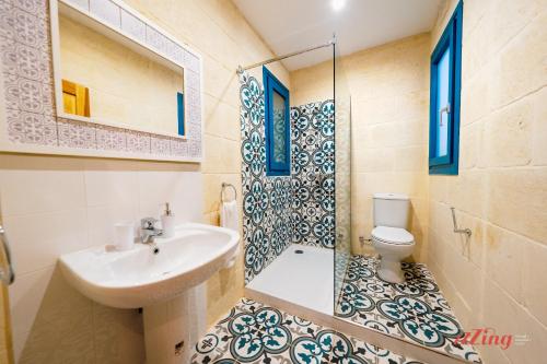 y baño con lavabo y aseo. en A remarkable Eco Home in Gozo, en Nadur