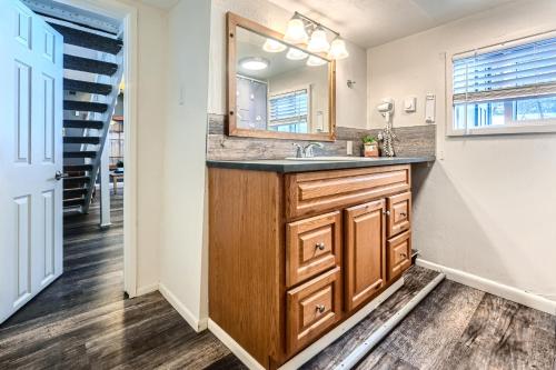 un bagno con lavandino e specchio di A-Lodge Boulder a Boulder