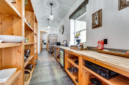 uma cozinha com balcões de madeira e um lavatório em Epic East Wenatchee Home with Hot Tub and Game Room! em East Wenatchee