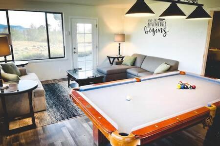 Posezení v ubytování Deer Suite HOT TUB GAME ROOM SLEEPS 2