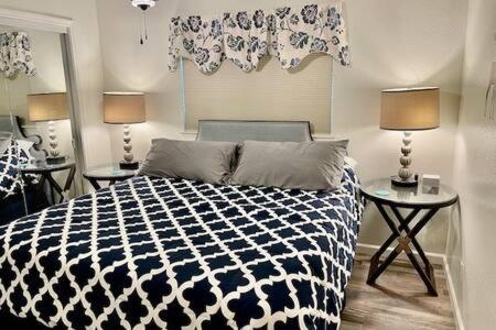 1 dormitorio con 1 cama en blanco y negro y 2 mesas en Deer Suite HOT TUB GAME ROOM SLEEPS 2, en Ahwahnee