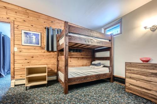 Una cama o camas en una habitación de A-Lodge Boulder