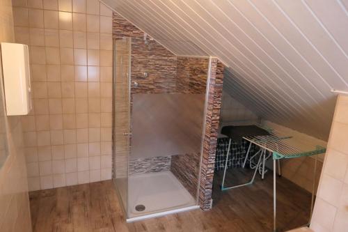 ein Bad mit einer ebenerdigen Dusche und einem Tisch in der Unterkunft Haus Märtens in Cochem