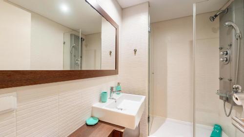 a bathroom with a sink and a shower at Happy Building By GW Holidays in Lisbon