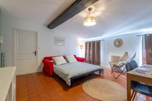 une chambre avec un lit et une table dedans dans l'établissement Bel Appartement avec cour au cœur de la Bastide, à Carcassonne