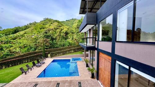 widok na dom z basenem i góry w obiekcie Casa Hotel GAIA Espetacular Finca w mieście Manizales