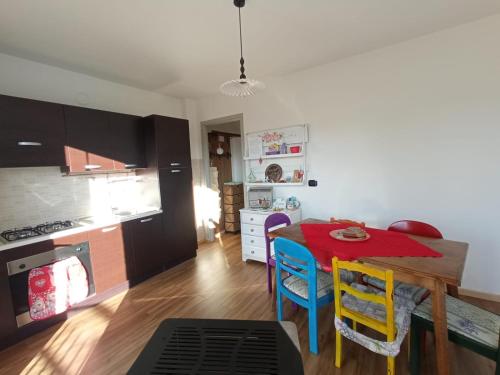 een keuken met een tafel en stoelen in een kamer bij Trekker's Home L'infinito & SPA in Pessinetto