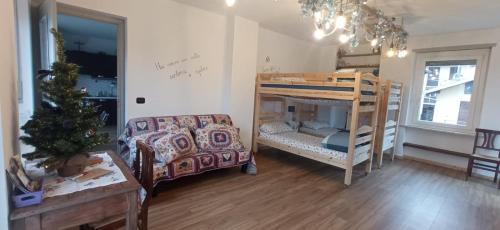 PessinettoTrekker's Home L'infinito & SPA的客厅里有一张双层床和一棵圣诞树