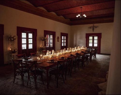 Palacio Del Cobre في تيبوزتلان: غرفة طعام طويلة مع طاولة وكراسي طويلة