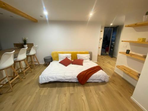 een slaapkamer met een bed en een tafel en stoelen bij ÉDEN in Vitry logement entier in Vitry-sur-Seine
