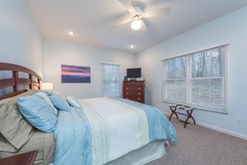 ein Schlafzimmer mit einem Bett und einem Deckenventilator in der Unterkunft Lake Tomahawk Retreat in Black Mountain