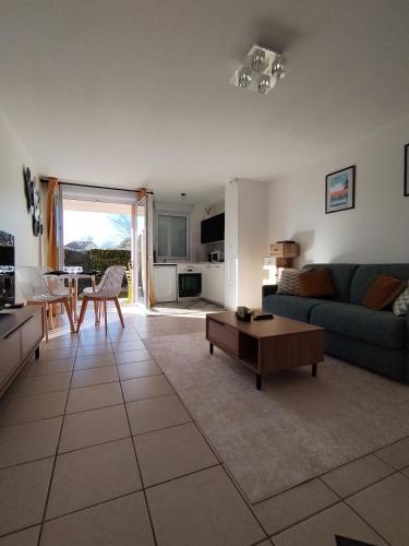 un salon avec un canapé et une table dans l'établissement t2 spacieux très bien place, à Gagnac-sur-Garonne