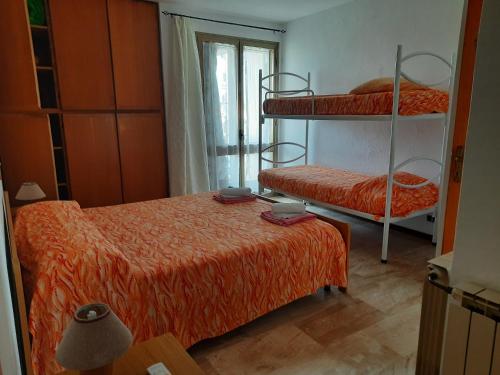 a bedroom with two bunk beds and a window at Casa Vacanze Arba Girasole in Girasole