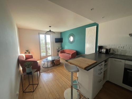 une pièce avec une cuisine et un salon dans l'établissement Quai Notre Dame, au Havre