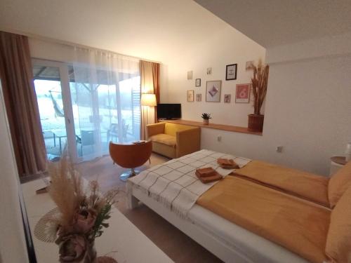 Boljevac的住宿－My Place Apartmani，一间卧室配有一张大床和一张沙发
