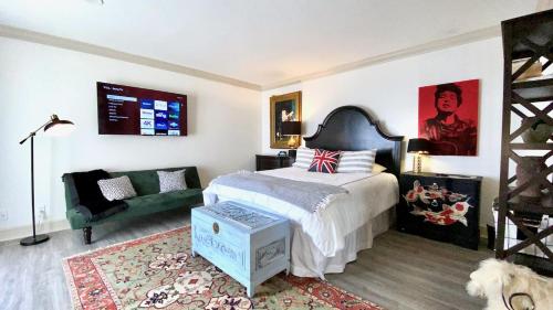 una camera con un letto e un cane di LA DOLCE VITA VILLA 3 en-suites+large living spaces+glorious outdoor space:managed by Greenday a Rancho Mirage