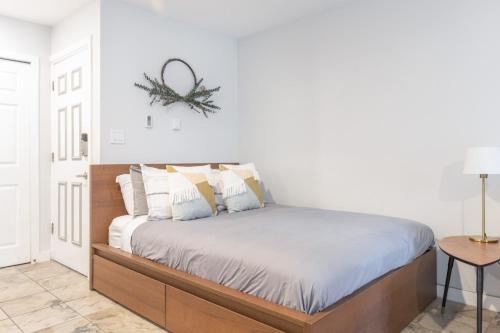 A bed or beds in a room at Whistler Studio Next 2Lifts W/Free Parking