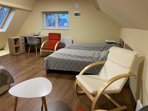 - une chambre avec un lit, une table et des chaises dans l'établissement Pompa Villa, à Galyatető