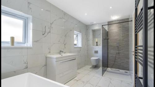 Baðherbergi á Newly refurbished 3 bedroom property in north london