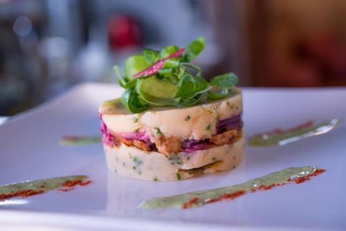 ein kleines Stück Essen auf einem weißen Teller in der Unterkunft La Cornisa Lodge in Santiago