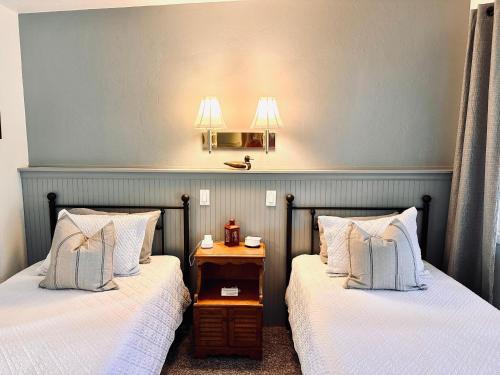 Cama ou camas em um quarto em Emerald Valley Inn - #3 Cape Alava Room - Twin Beds