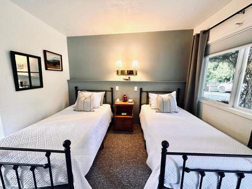 Cama ou camas em um quarto em Emerald Valley Inn - #3 Cape Alava Room - Twin Beds