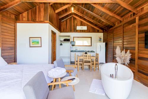 a room with a bed and a bath tub at Villa Estoril in Campina Grande do Sul